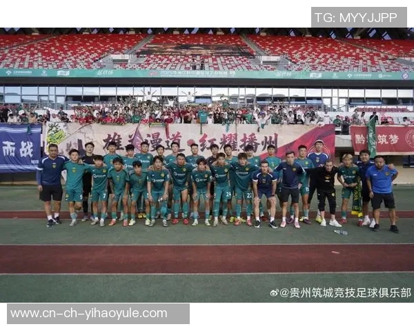 贵州筑城主场因观众投掷水杯被中足联罚款1万元引发热议