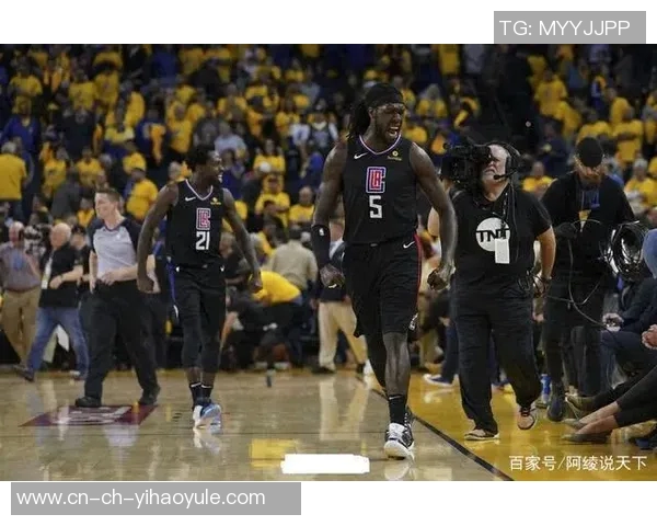 湖人快船球迷现场互动引发热议比卢普斯与FBI成焦点话题