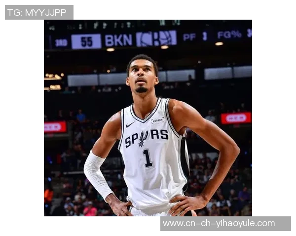 文班在比赛中受伤疑似左膝过度伸展治疗后返回替补席未能再次上场